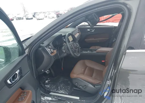 2021 Volvo Xc60 T5 Momentum z USA, uszkodzony, nr VIN YV4102RK8M1850606